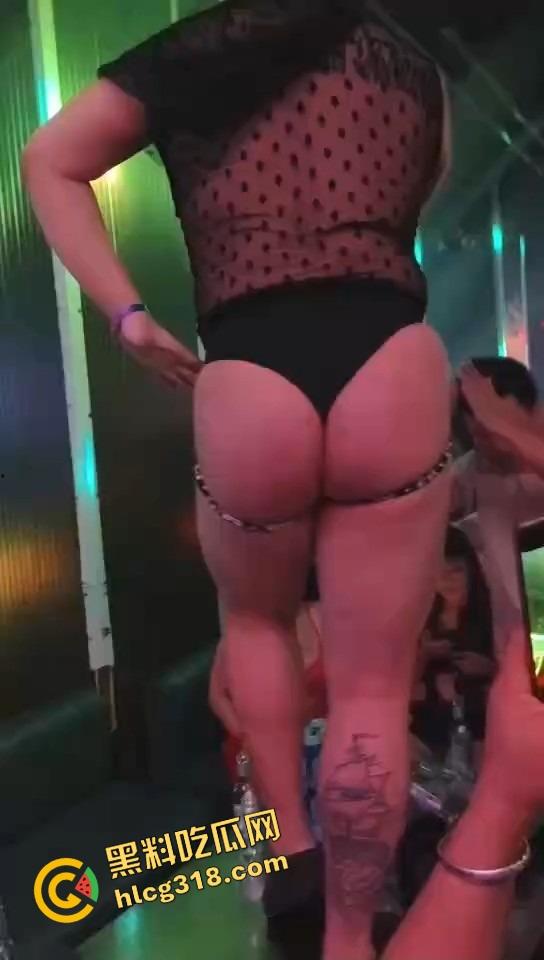 成都夜场男模骚气透视装勒出屁股缝桌上热舞,富婆少妇全程口水直流,这还真是天府之国该有的排面!-1