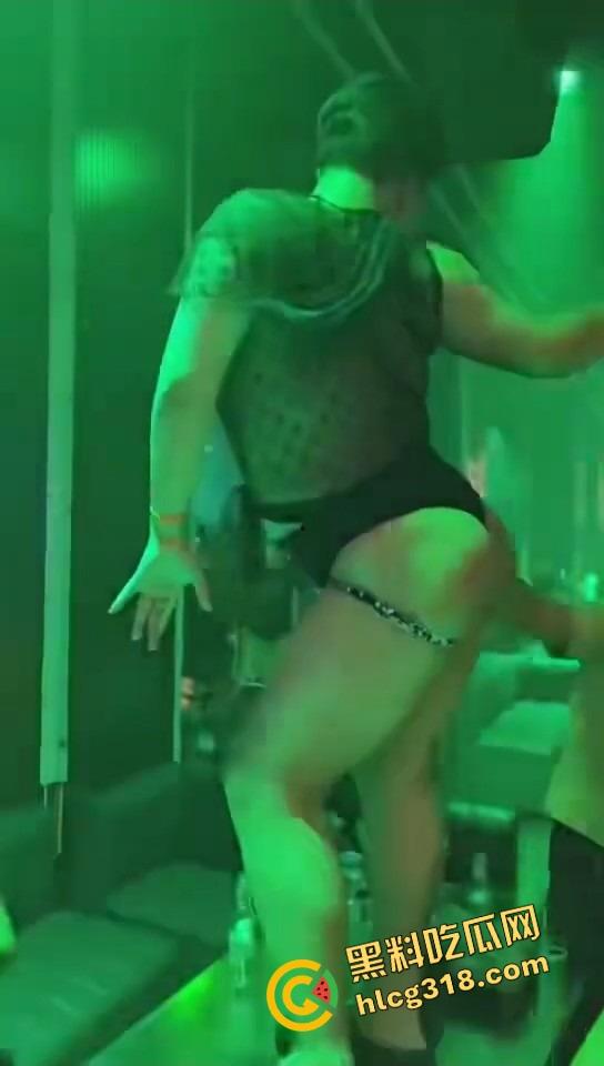 成都夜场男模骚气透视装勒出屁股缝桌上热舞,富婆少妇全程口水直流,这还真是天府之国该有的排面!-6