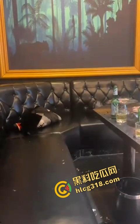 吃小菜怕拉肚子？老婆直接跟兄弟们厕所群P被轮，喝多点的酒全撒逼里了，厕所里的逼才最带味！-1