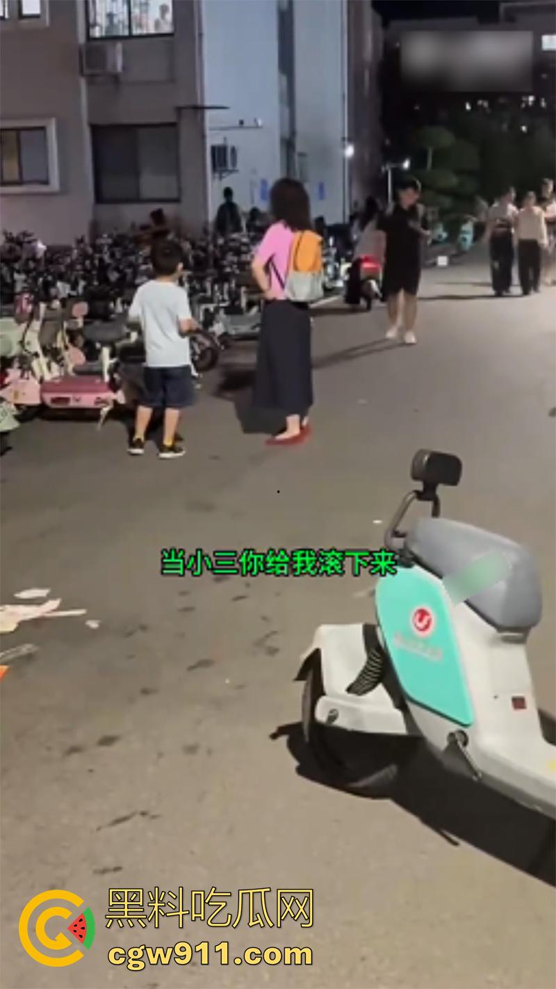 开迈巴赫出轨女大学生,被老婆捉奸喊打,其他学生妹看到大喊:我也想坐!开这车不找学生妹,真是白买了!-5