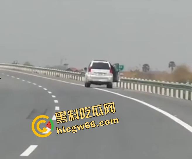 柬埔寨金边高速惊现持AK抢车！一家六口当场吓懵，劫匪持枪逼人下车，开车逃之夭夭！-5