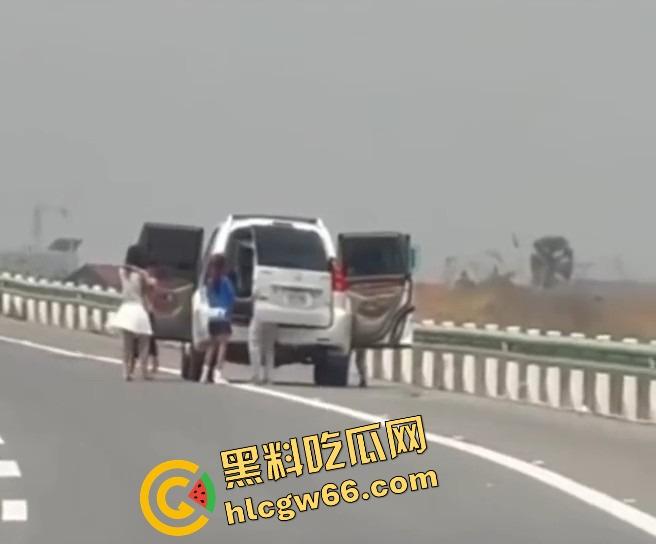 柬埔寨金边高速惊现持AK抢车！一家六口当场吓懵，劫匪持枪逼人下车，开车逃之夭夭！-6