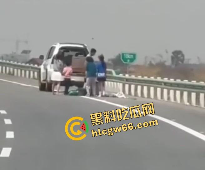 柬埔寨金边高速惊现持AK抢车！一家六口当场吓懵，劫匪持枪逼人下车，开车逃之夭夭！-8