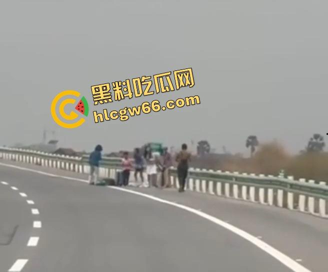 柬埔寨金边高速惊现持AK抢车！一家六口当场吓懵，劫匪持枪逼人下车，开车逃之夭夭！-10