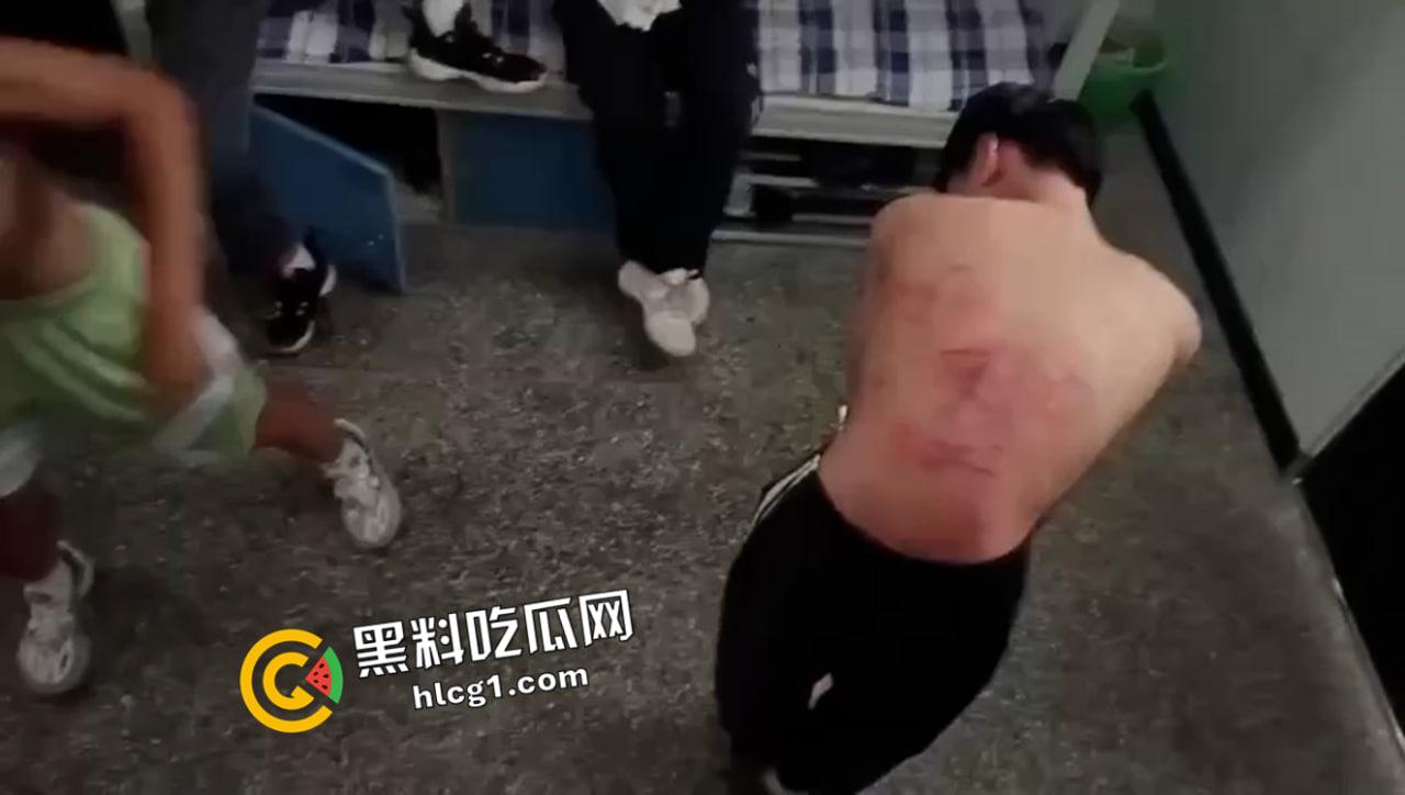 湖北宜都职教中心少年被霸凌现场视频 背都被抽烂了 殴打长达十几分钟 全是畜生啊-3