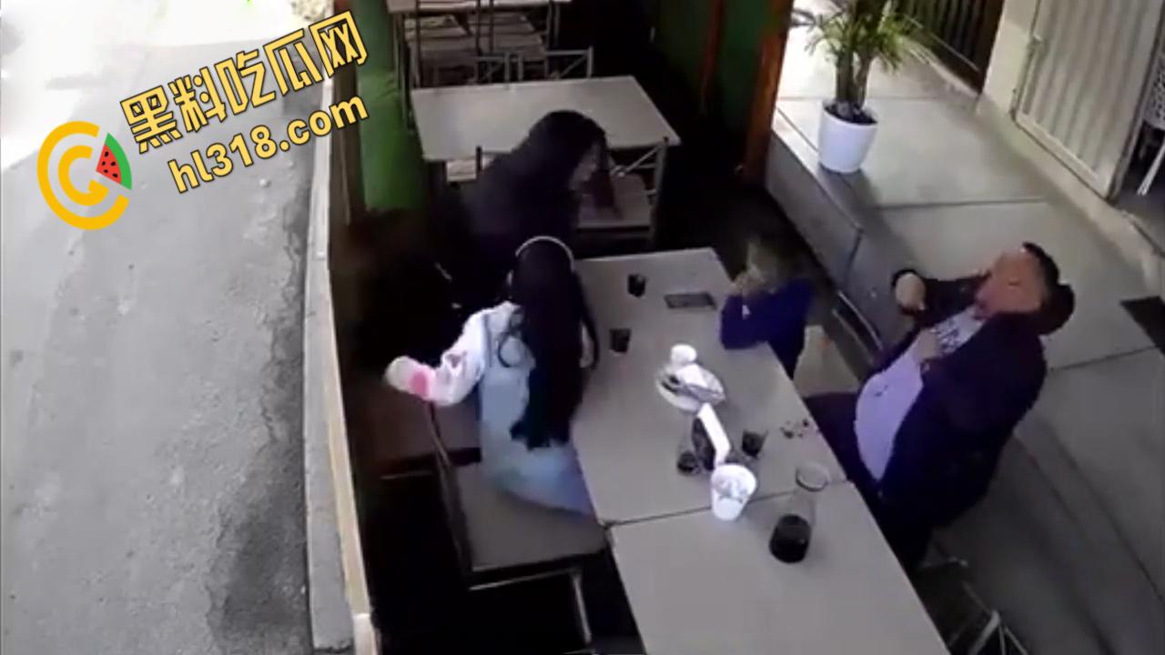 正当下午茶时间,南美一杀手大摇大摆,当街爆头一家之主,同行妻女吓傻了,这得留下多深的阴影!-3