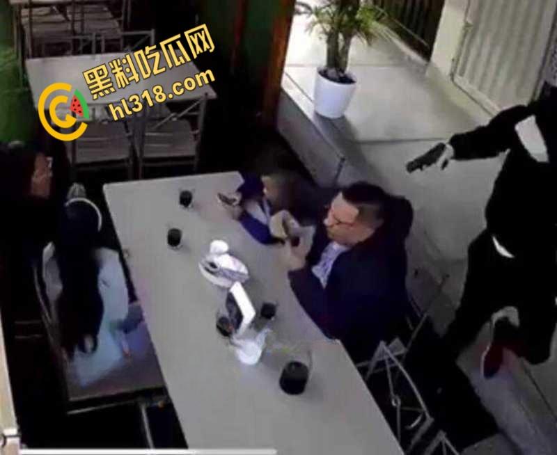 正当下午茶时间,南美一杀手大摇大摆,当街爆头一家之主,同行妻女吓傻了,这得留下多深的阴影!-4