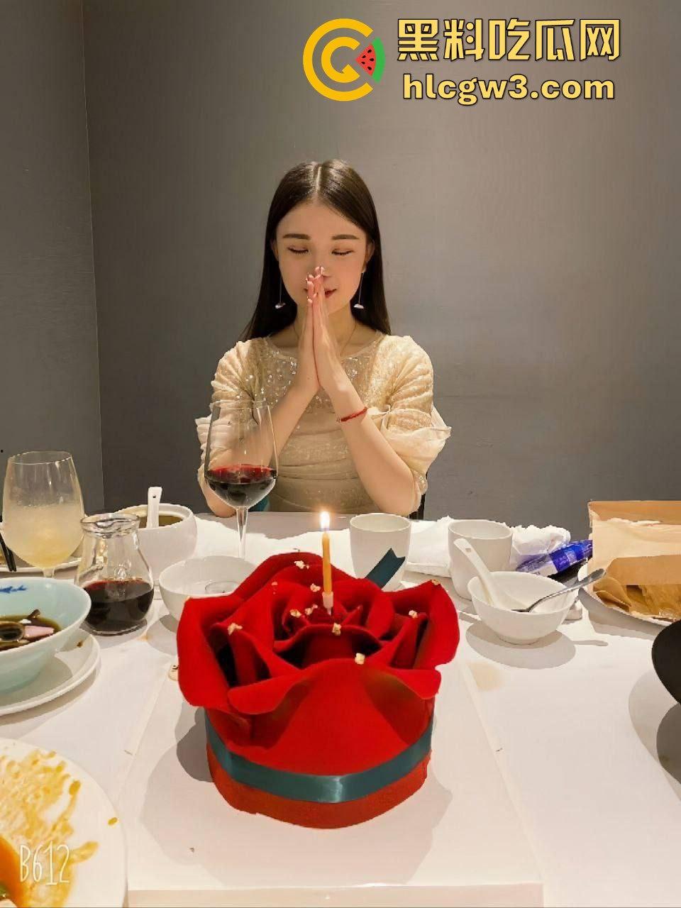 南丹火幕村KTV骚逼『 龙雨微 』少妇素颜还敢卖逼陪酒 骚逼被抠到泛滥 这年头陪酒小妹太不容易！-3