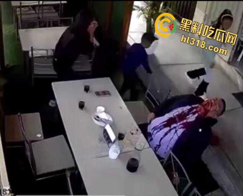 正当下午茶时间,南美一杀手大摇大摆,当街爆头一家之主,同行妻女吓傻了,这得留下多深的阴影!-7