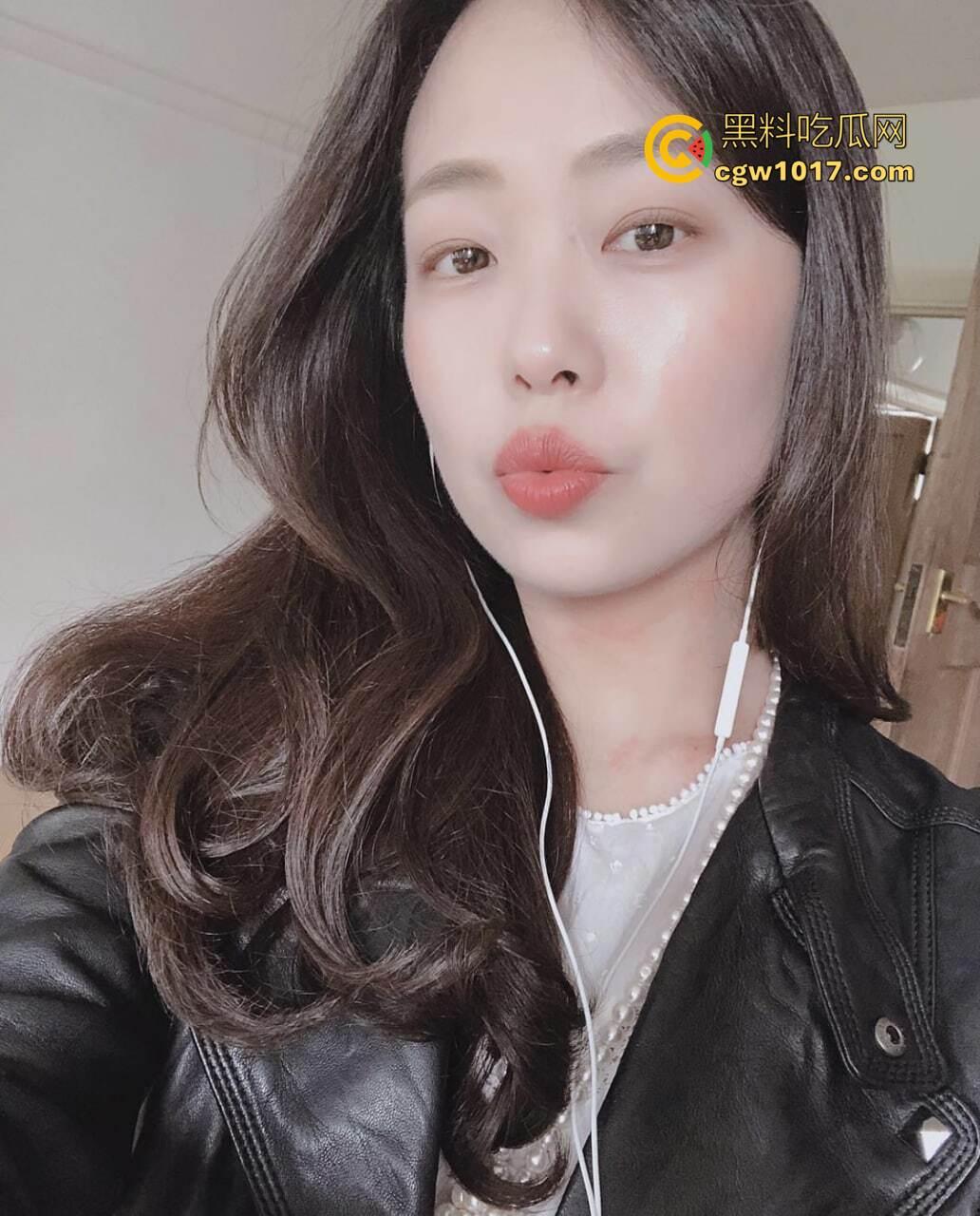 已婚饥渴少妇偷情被实锤！炮友拍下视频后泄密流出，表情饥渴 被后入时的叫声让人听了鸡儿梆硬，欲望这么强难怪会出轨！-1