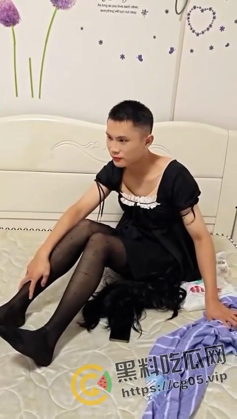 湖南网友约炮约到伪娘男同 男同伪装萌妹约炮 化妆都不会化 脱了裤子一摸那么大的屌 气的网友骂娘-4