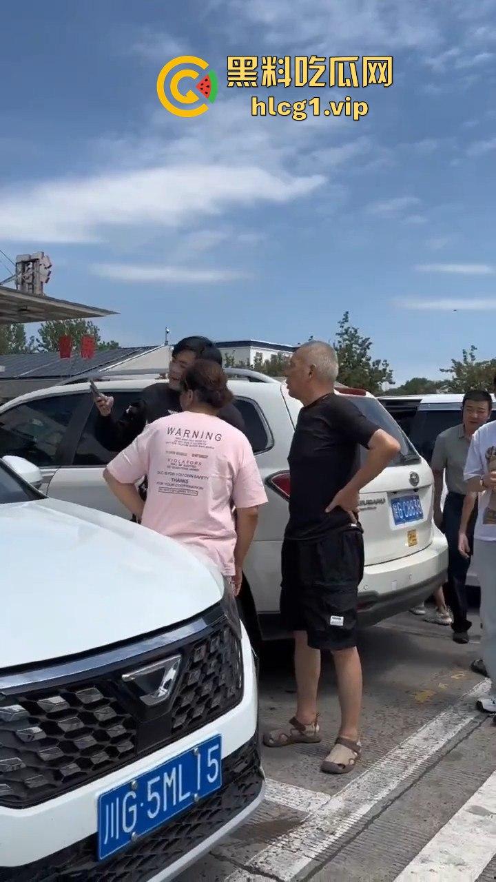 陕西汉中停车风波！男子遭一群老逼登堵车辱骂，扬言不删视频就弄死你！-2