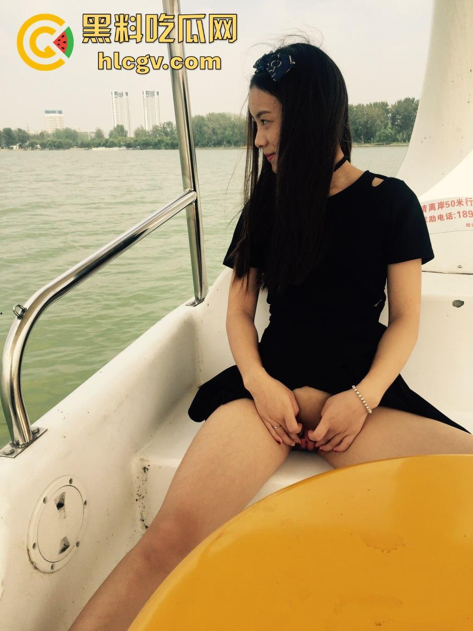 西安极品淫妻【李彤】泄露大瓜！绿毛龟带妻划船露出，宾馆捆绑给单男爽操！-1