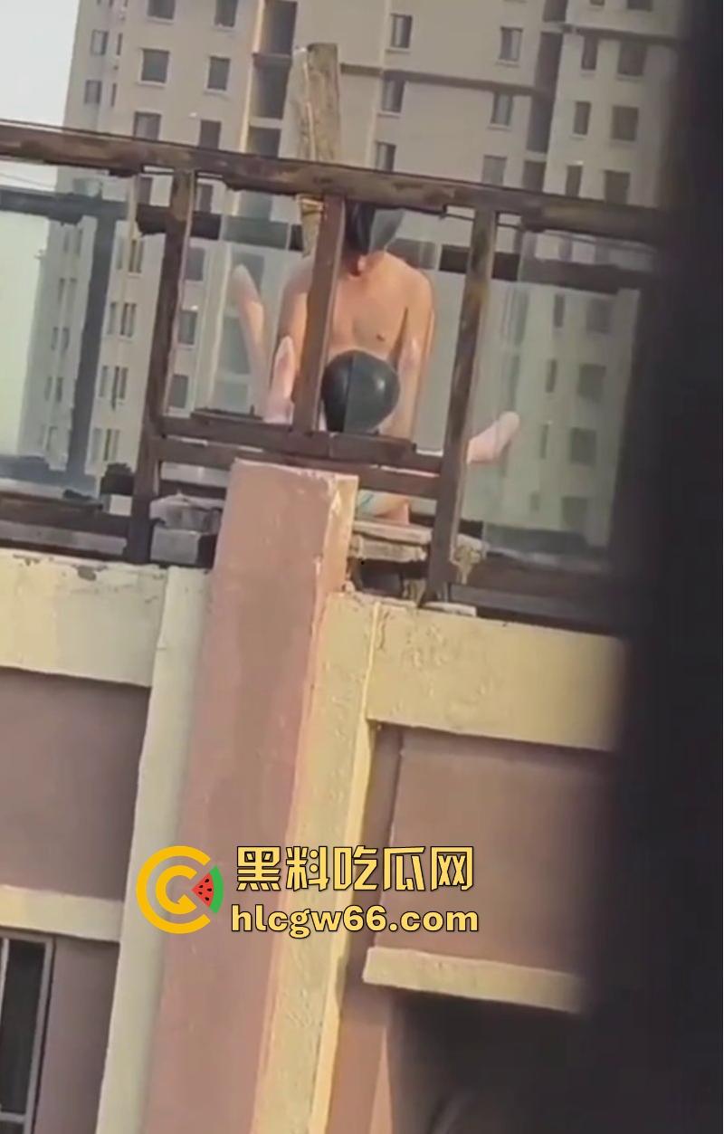 瓜友投稿!带充气娃娃在楼顶操逼 估计是看别人野战羡慕了 非要玩把刺激的是吧-6
