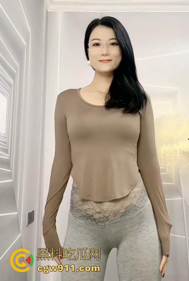 快手御姐网红【冷美人】私密视频曝光！一字马露穴啪啪稀缺福利，比基尼高跟性感满分，这身材真的爱了！-2