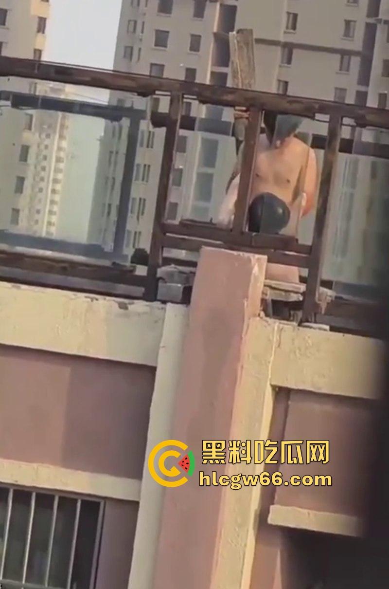 瓜友投稿!带充气娃娃在楼顶操逼 估计是看别人野战羡慕了 非要玩把刺激的是吧-7