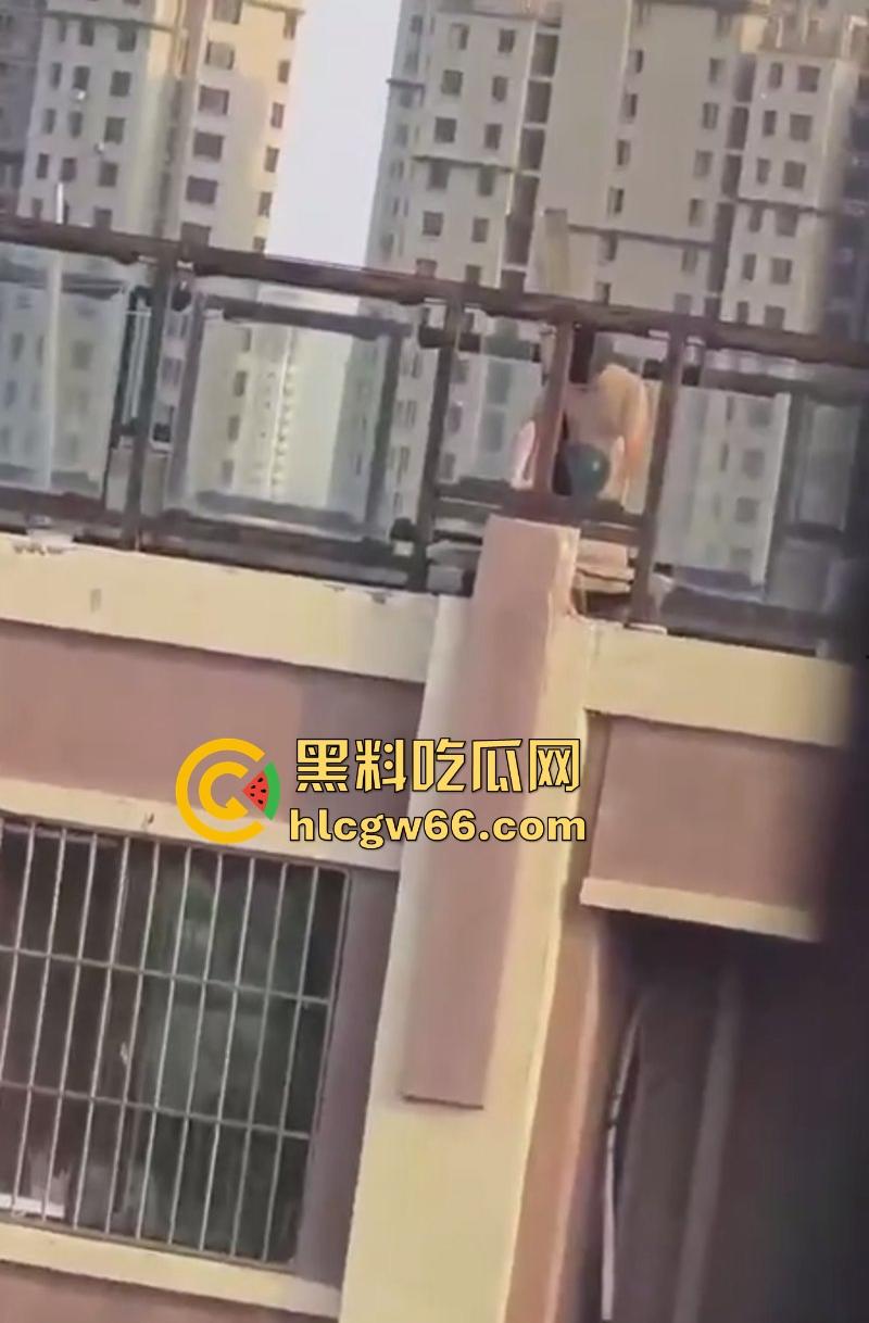 瓜友投稿!带充气娃娃在楼顶操逼 估计是看别人野战羡慕了 非要玩把刺激的是吧-8