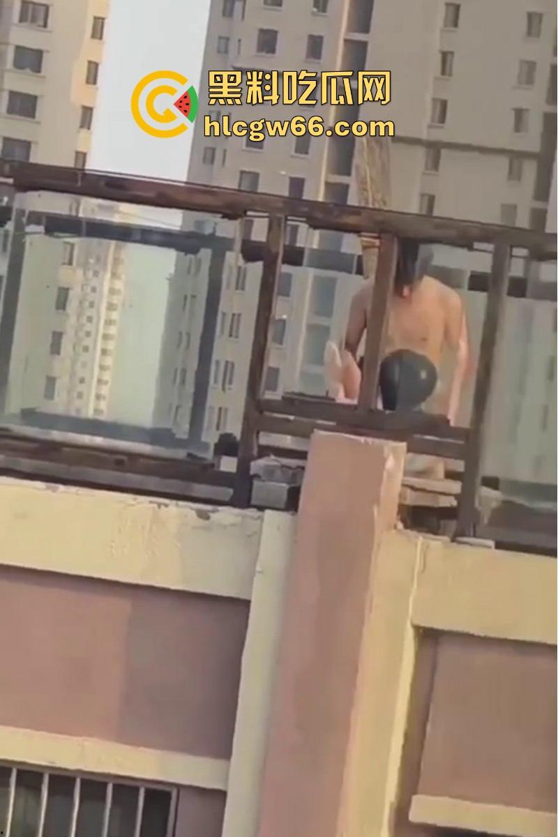 瓜友投稿!带充气娃娃在楼顶操逼 估计是看别人野战羡慕了 非要玩把刺激的是吧-9