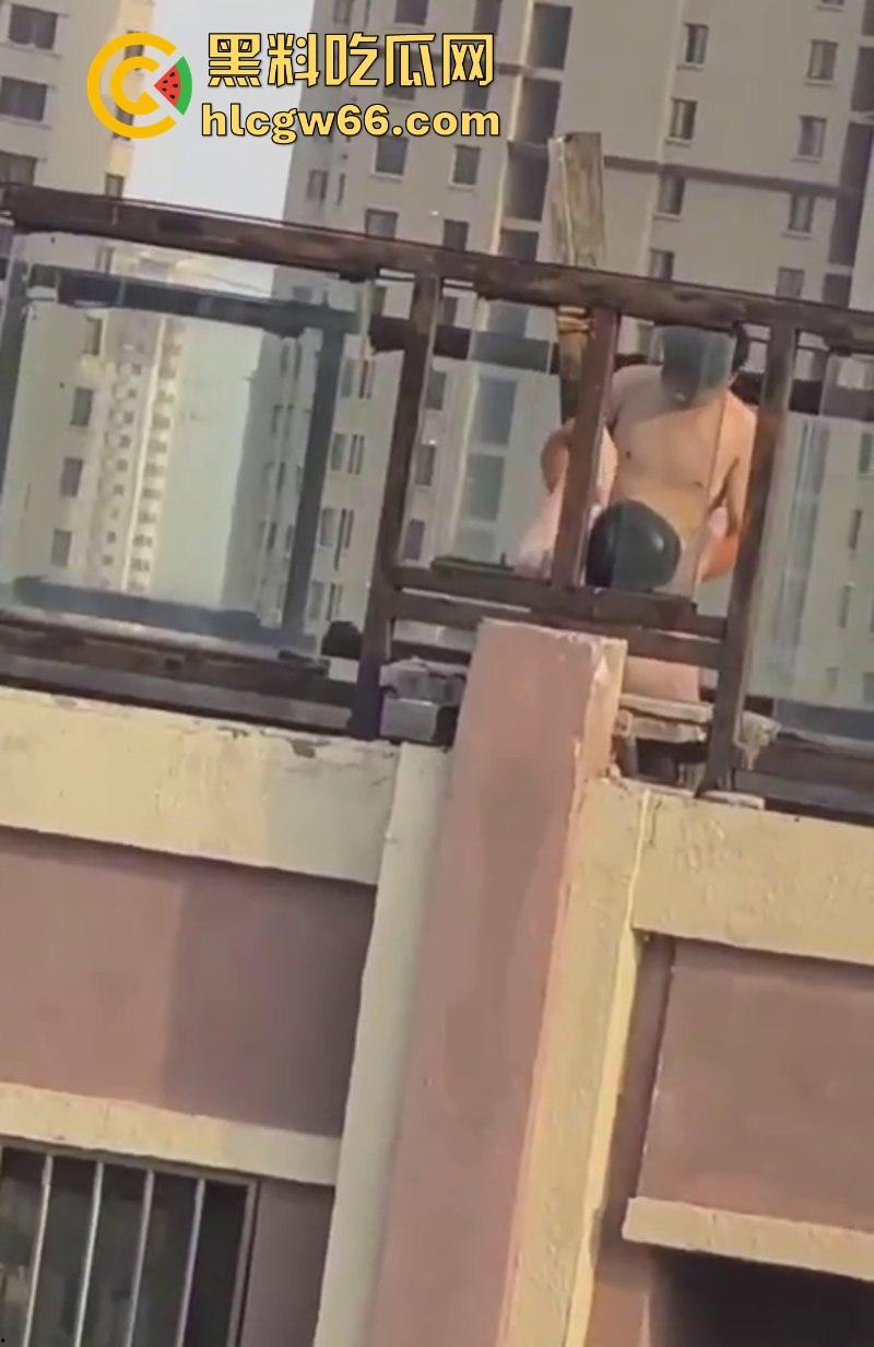 瓜友投稿!带充气娃娃在楼顶操逼 估计是看别人野战羡慕了 非要玩把刺激的是吧-10