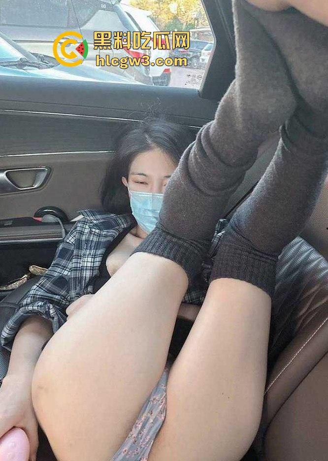 丽江艳遇操到腿软 高冷仙女『白若溪』车震玩野了 粉嫩无毛逼在后座湿的车垫都湿了  这骚逼这是尿了把？-2