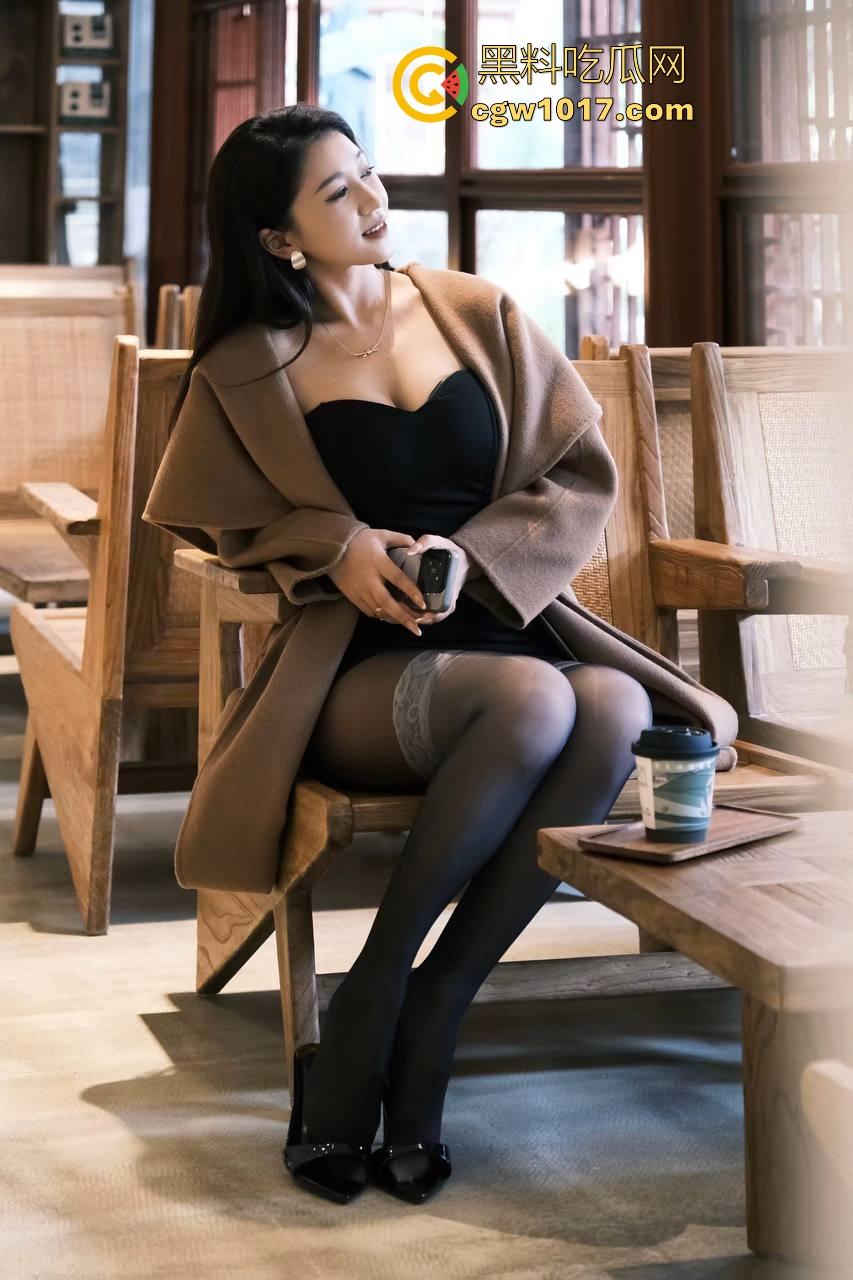 佛山创业产业园某静吧卡座惊现情侣缠绵！音乐轰鸣霓虹闪烁，美腿御姐诱惑拔屌手撸，干柴变成烈火上演活春宫！-1