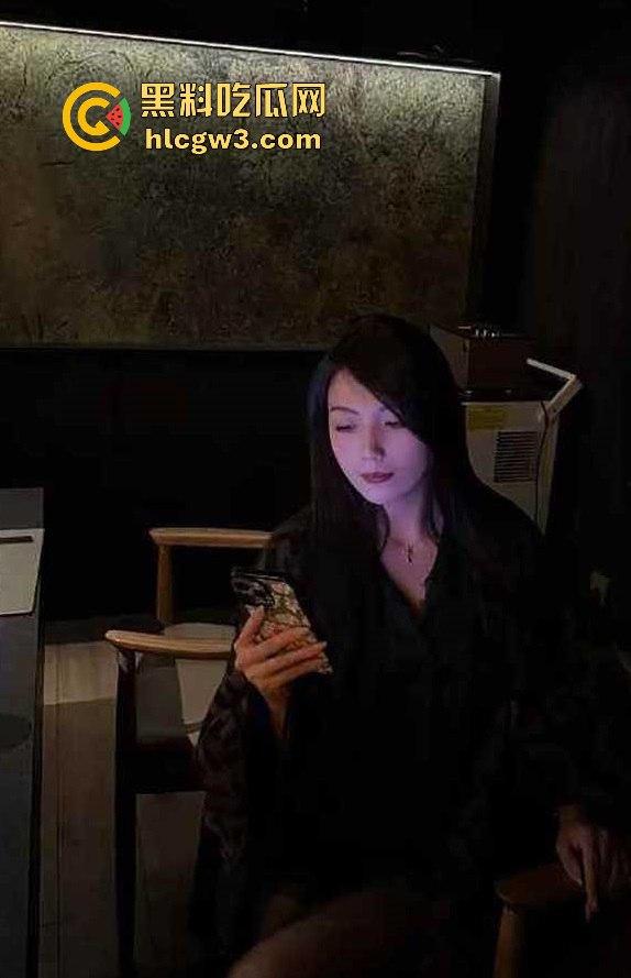 丽江艳遇操到腿软 高冷仙女『白若溪』车震玩野了 粉嫩无毛逼在后座湿的车垫都湿了  这骚逼这是尿了把？-8