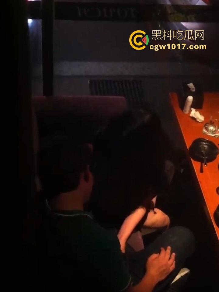 佛山创业产业园某静吧卡座惊现情侣缠绵！音乐轰鸣霓虹闪烁，美腿御姐诱惑拔屌手撸，干柴变成烈火上演活春宫！-4