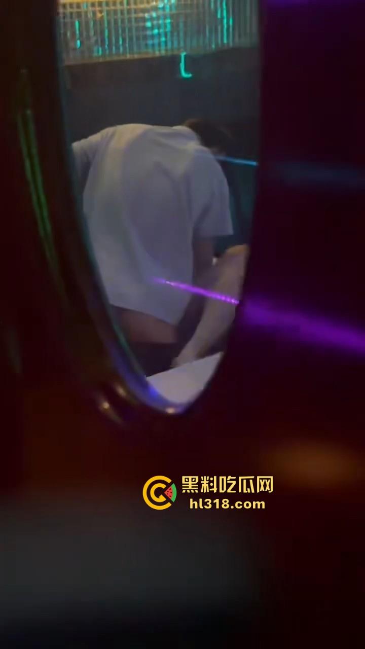 校园情侣KTV包房激情破处，掰腿在沙发狂操，无套进入，呻吟声充满了整个房间，激情满满！-3