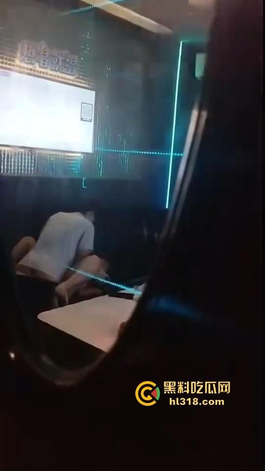 校园情侣KTV包房激情破处，掰腿在沙发狂操，无套进入，呻吟声充满了整个房间，激情满满！-9