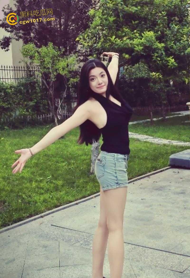 青岛巨乳良妻【许清栀】，圣诞制服装扮情趣猫耳，与情夫偷情约炮，吊带美乳女上骑乘，自拍露脸骚态尽显！-1