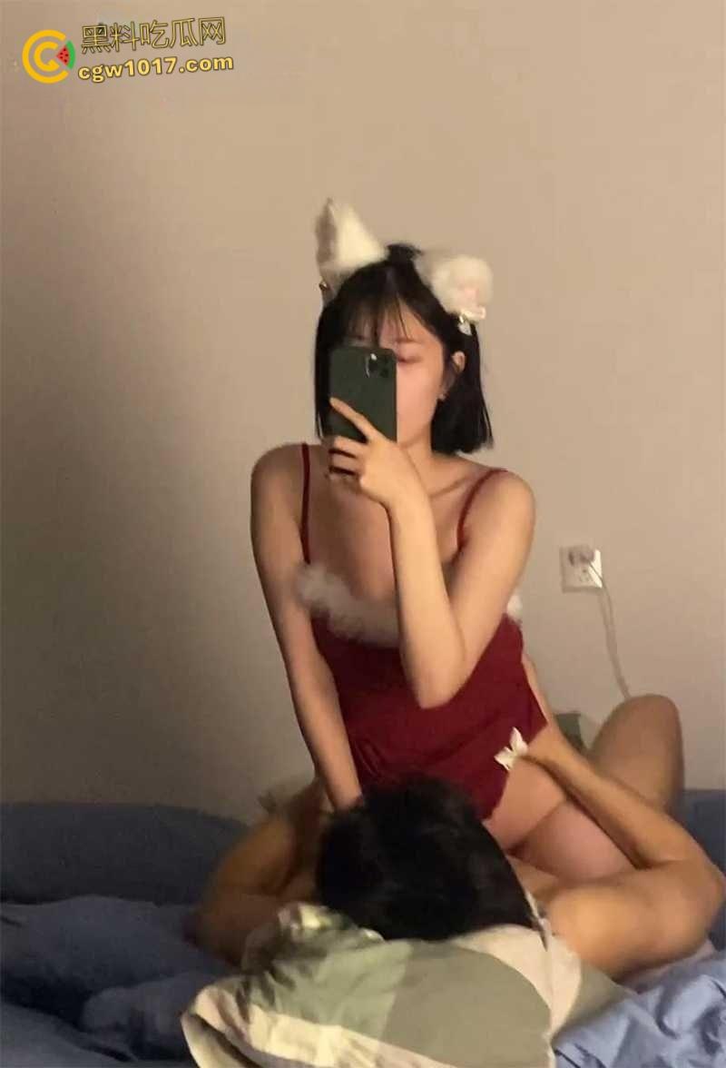 青岛巨乳良妻【许清栀】，圣诞制服装扮情趣猫耳，与情夫偷情约炮，吊带美乳女上骑乘，自拍露脸骚态尽显！-4