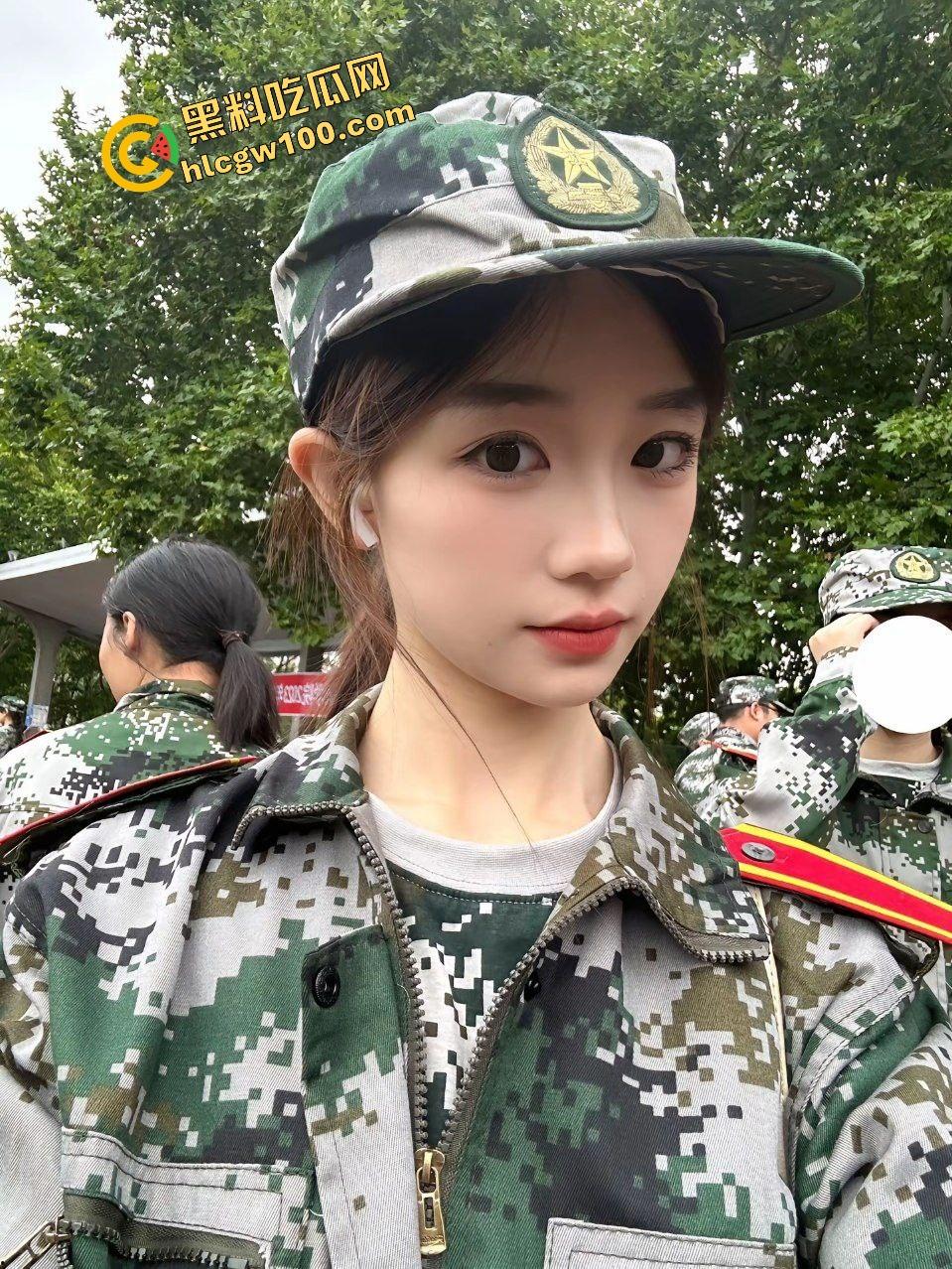 抖音西南科技清纯学生反差骚婊【冒菜女王】约操校外网吧大哥，黑丝骚臀肛塞后怼骚逼！原创独家曝光流出！-3