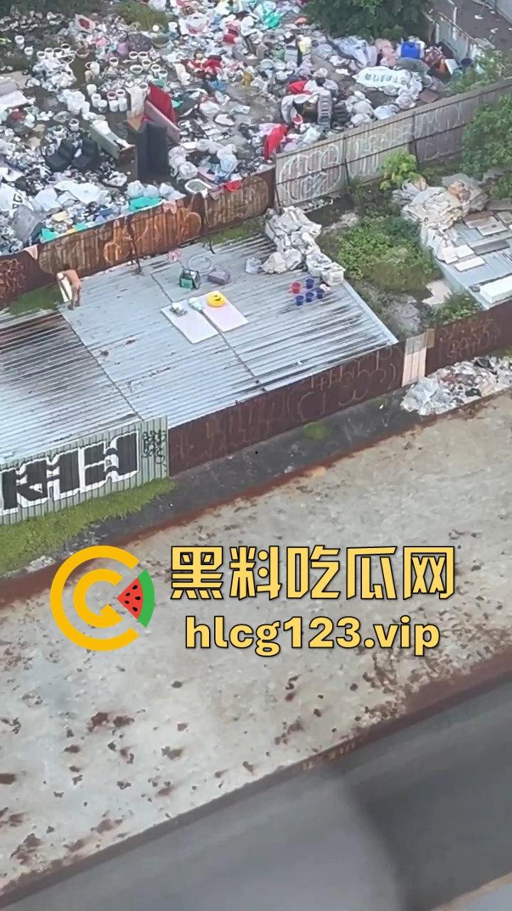 台中垃圾场狠人硬核骚操作!花式操雨伞,捅屁眼,吃瓜群众在高楼全程记录拍摄!-3