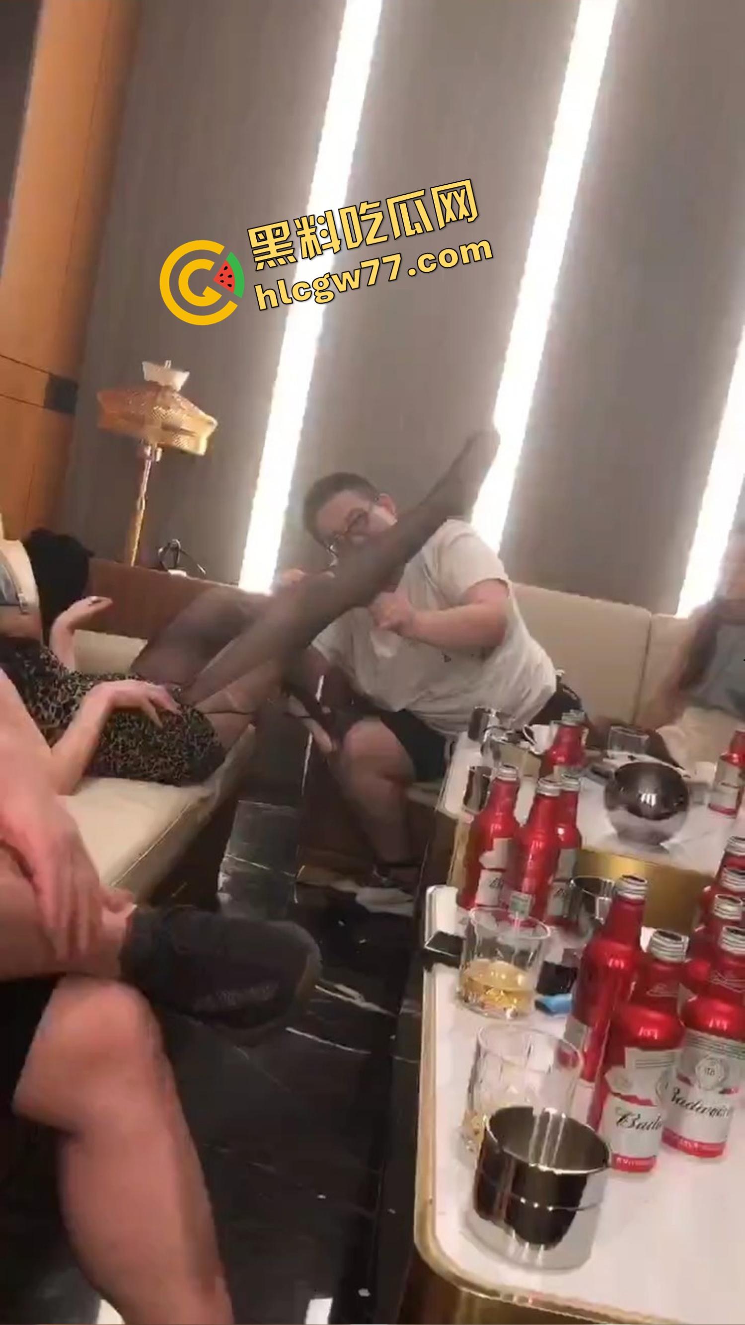 今夜无事勾栏听曲，结果真看见窝瓜骚鸡撕丝袜撕到癫，百威一口干今日不操鸡，枉为聚会人！-9