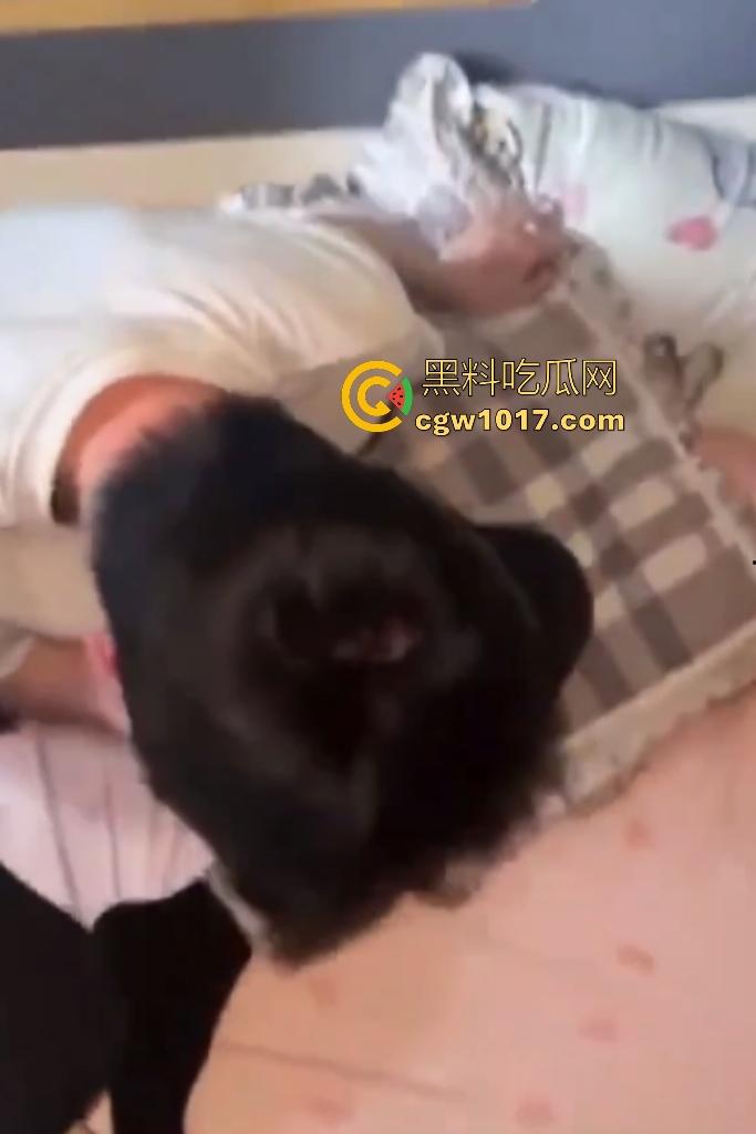 精神小伙睡兄弟对象抓奸现场挨打！偷情女友竟还用剪刀威胁男友，兄弟们气不过直接打小三嘴角出血！-8