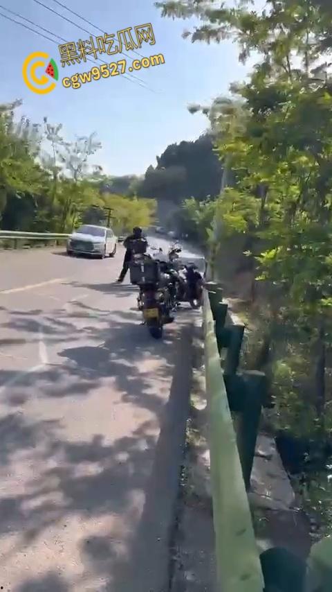 抖音清纯机车妹【是肉肉呀】,路边高速压弯,不慎滑倒人都甩飞了,这下全村又得开席了 !-3