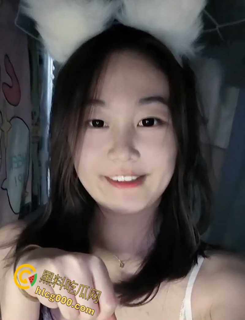 天津大学骚母狗【沈鑫怡】，背着男友在网上撩骚，清纯美女寝室蕾丝淫荡扣逼，男友发现后曝光裸聊视频！-2