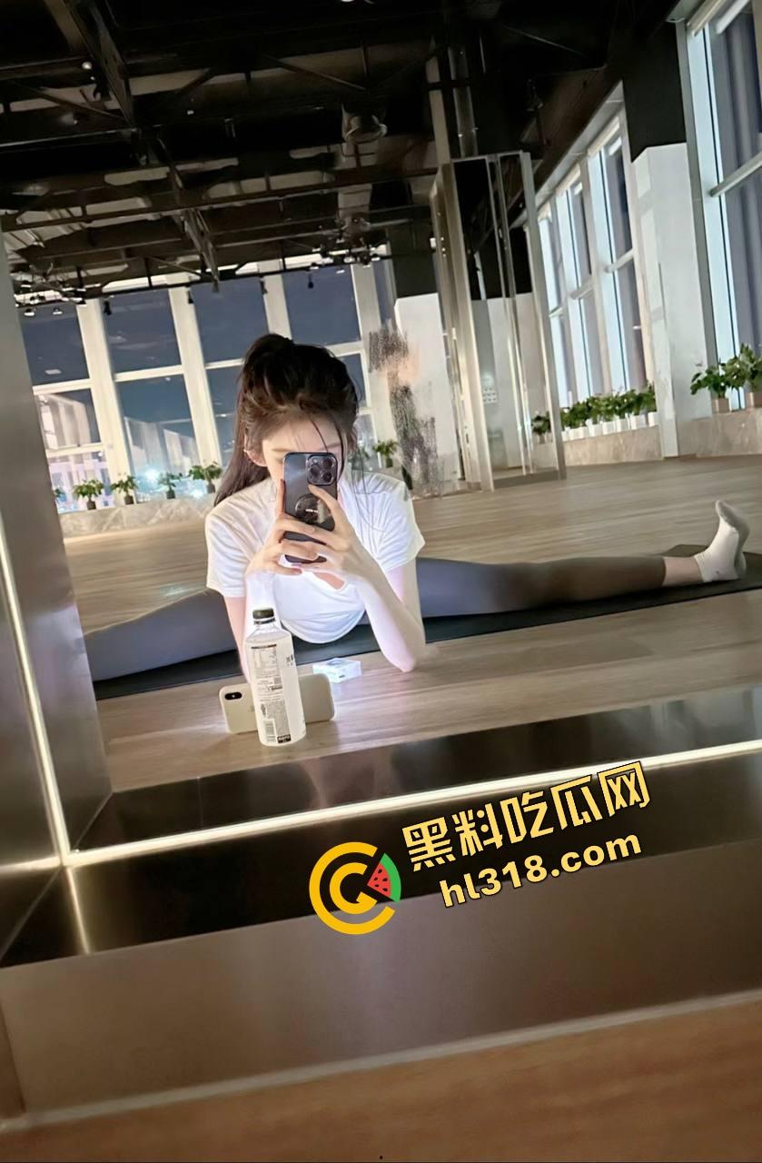 周末约炮骚逼当场被干爽，一边被爆插一边给舔狗打电话，电话偷情直播呻吟，绿帽舔狗听得直喘！-6