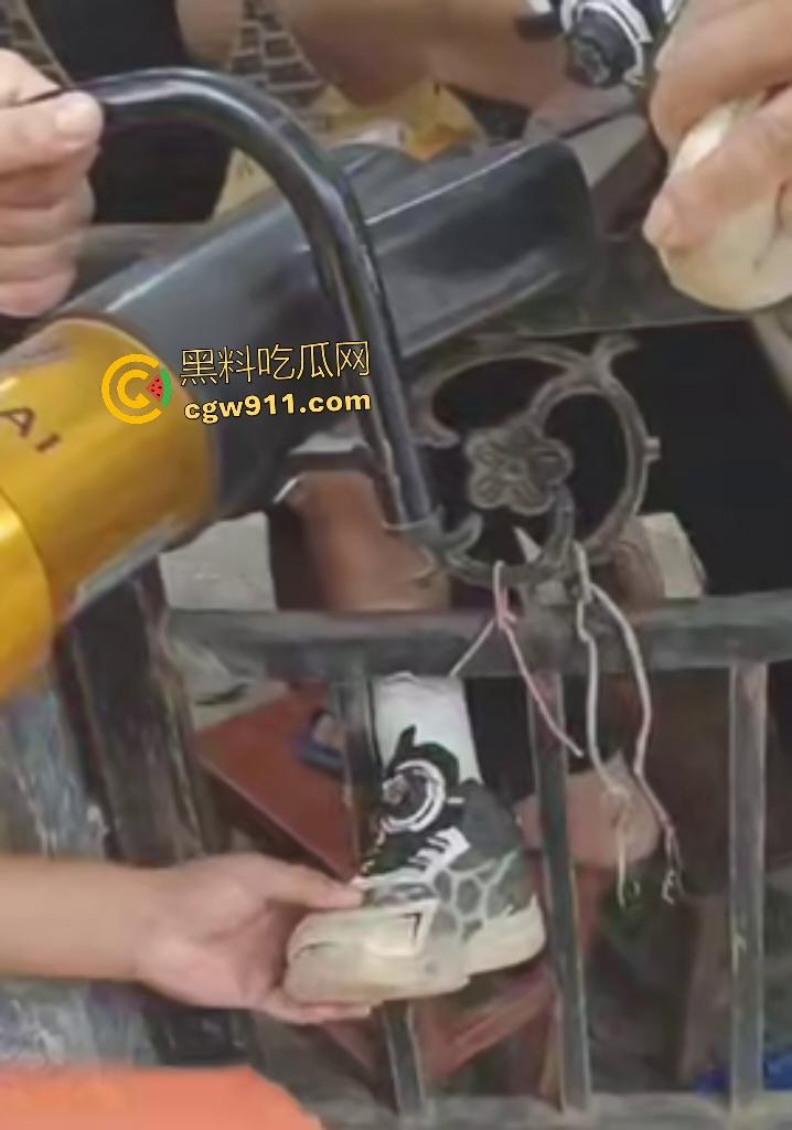 广西梧州小孩贪玩翻栏杆铁尖直穿小腿,血肉模糊挂半空,围观群众消防齐心救命,小孩一声不吭痛晕!-1