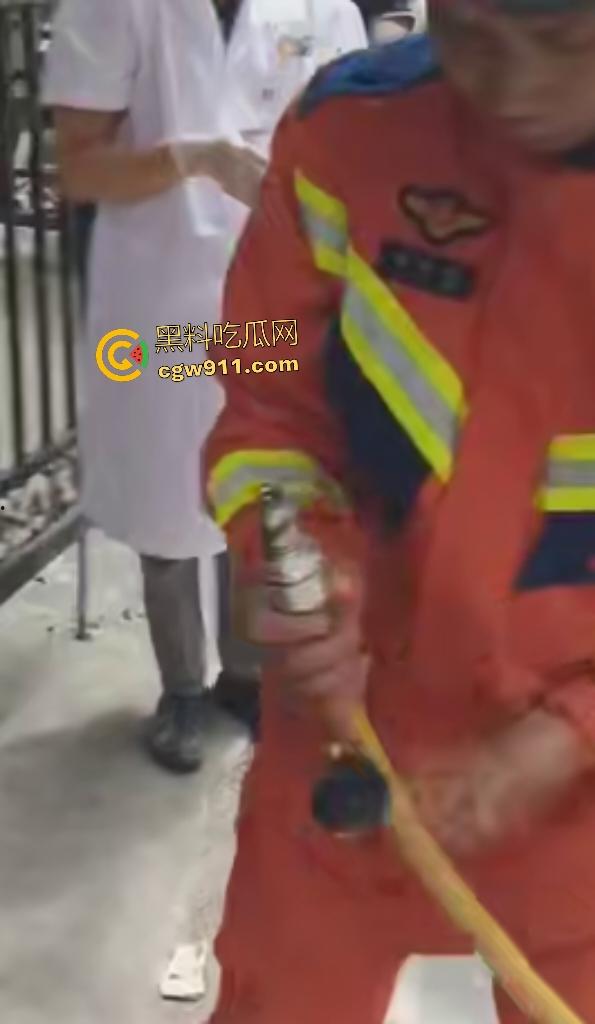 广西梧州小孩贪玩翻栏杆铁尖直穿小腿,血肉模糊挂半空,围观群众消防齐心救命,小孩一声不吭痛晕!-5