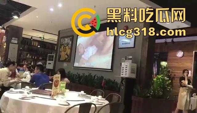 酒楼大厅饭点屏幕大放日本AV黄片！这是不是什么新潮的下饭方式啊？外卖员都停下脚步观看-5