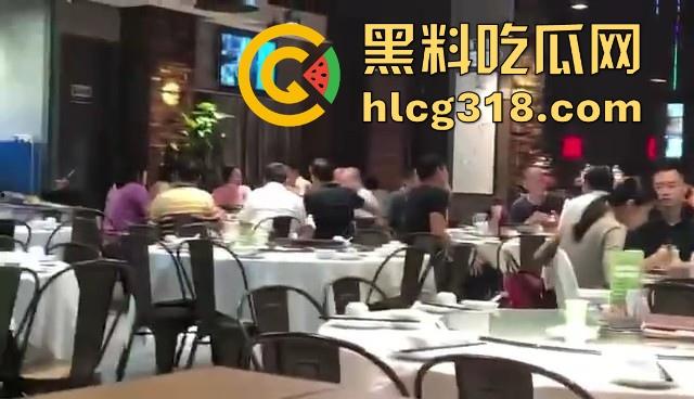 酒楼大厅饭点屏幕大放日本AV黄片！这是不是什么新潮的下饭方式啊？外卖员都停下脚步观看-8