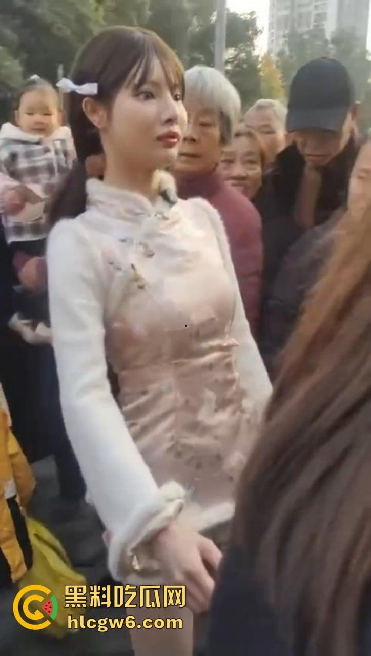 成都街头惊现高仿真女机器人 质感逼真颜值满分 大妈大爷当场看懵 五姑娘快退休了 野鸡逼价要崩盘了！-1