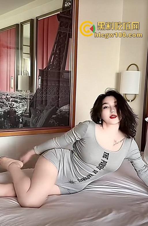 抖音御姐网红【教母eliy】高价定制自慰视频线下跟金主3P性爱遭曝光，知道她玩得花但没想到竟然玩得这么花。-12