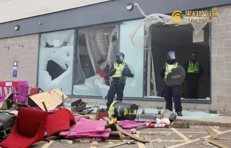 零元购来了！英国近10年最大暴乱!多个城市当街打砸抢烧-1