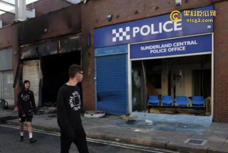 零元购来了！英国近10年最大暴乱!多个城市当街打砸抢烧-9