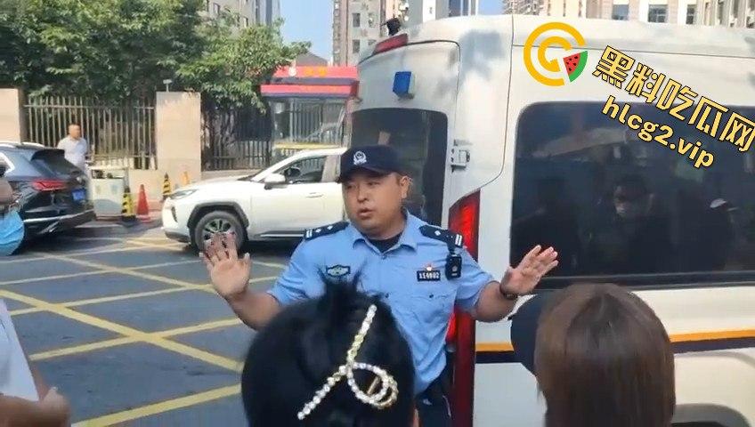 青岛李沧区圣德心脑血管医院迁建引发抗议，家长怒骂警察直接被捕！-3