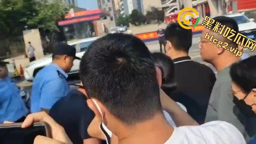 青岛李沧区圣德心脑血管医院迁建引发抗议，家长怒骂警察直接被捕！-9
