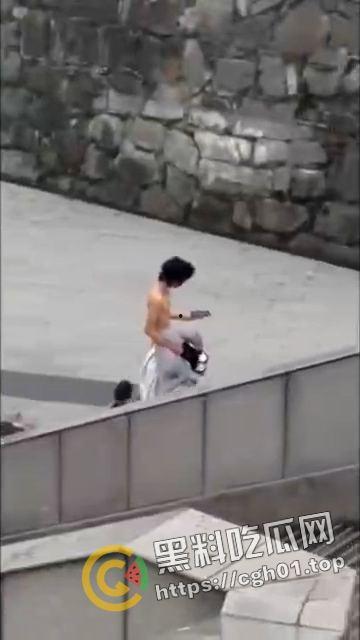 浙江科技大学裸奔男 旁若无人走去上课 还自拍 现场最全多视角视频-3