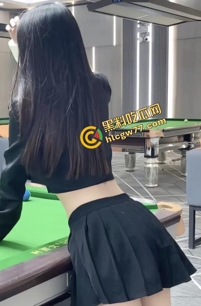 台球厅不打球只点陪玩，台球媛身材顶到不行穿吊带弯腰捡球露沟，拿身体给大哥架杆！-1